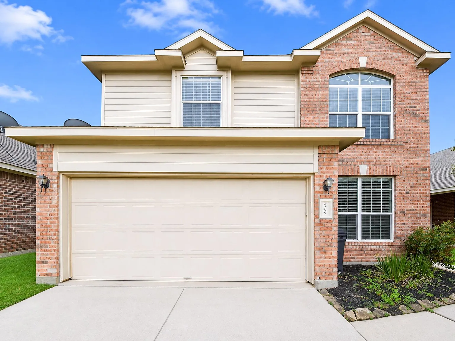 3 bed, 2.5 bath, 2169 sqft, $2,295 — Photo 1