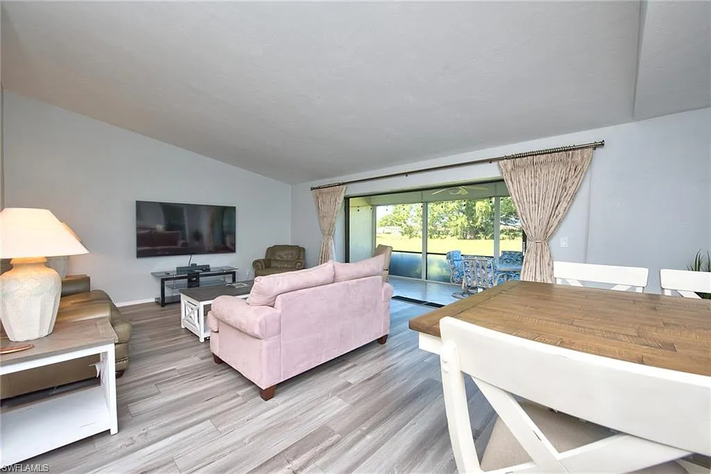 2 bed, 2.0 bath, 1222 sqft, $2,350 — Photo 2