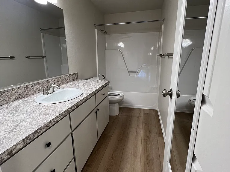 2515 W Woodlawn Ave #2515 — Photo 4