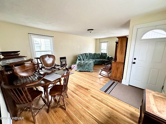 4th image of 208 E 8th St