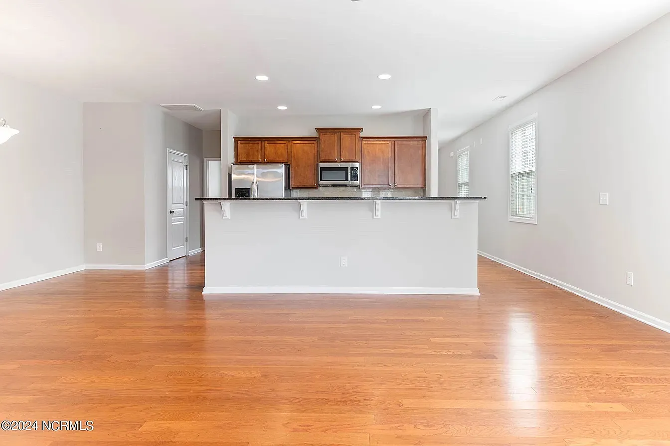 3 bed, 2096 sqft, $2,350 — Photo 4