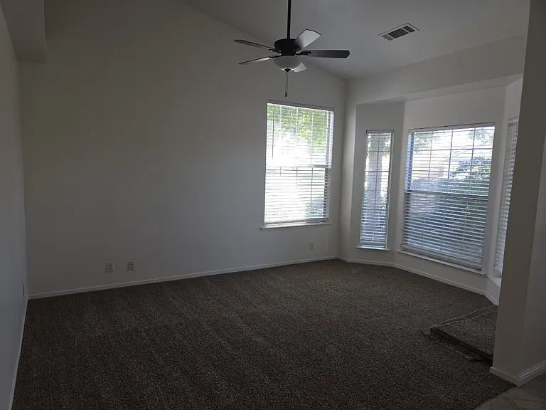 142 Forest Dr — Photo 2