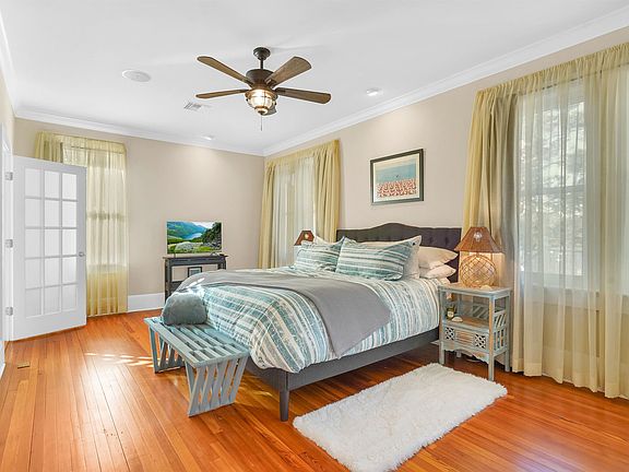 4th image of 28 E Park Ave