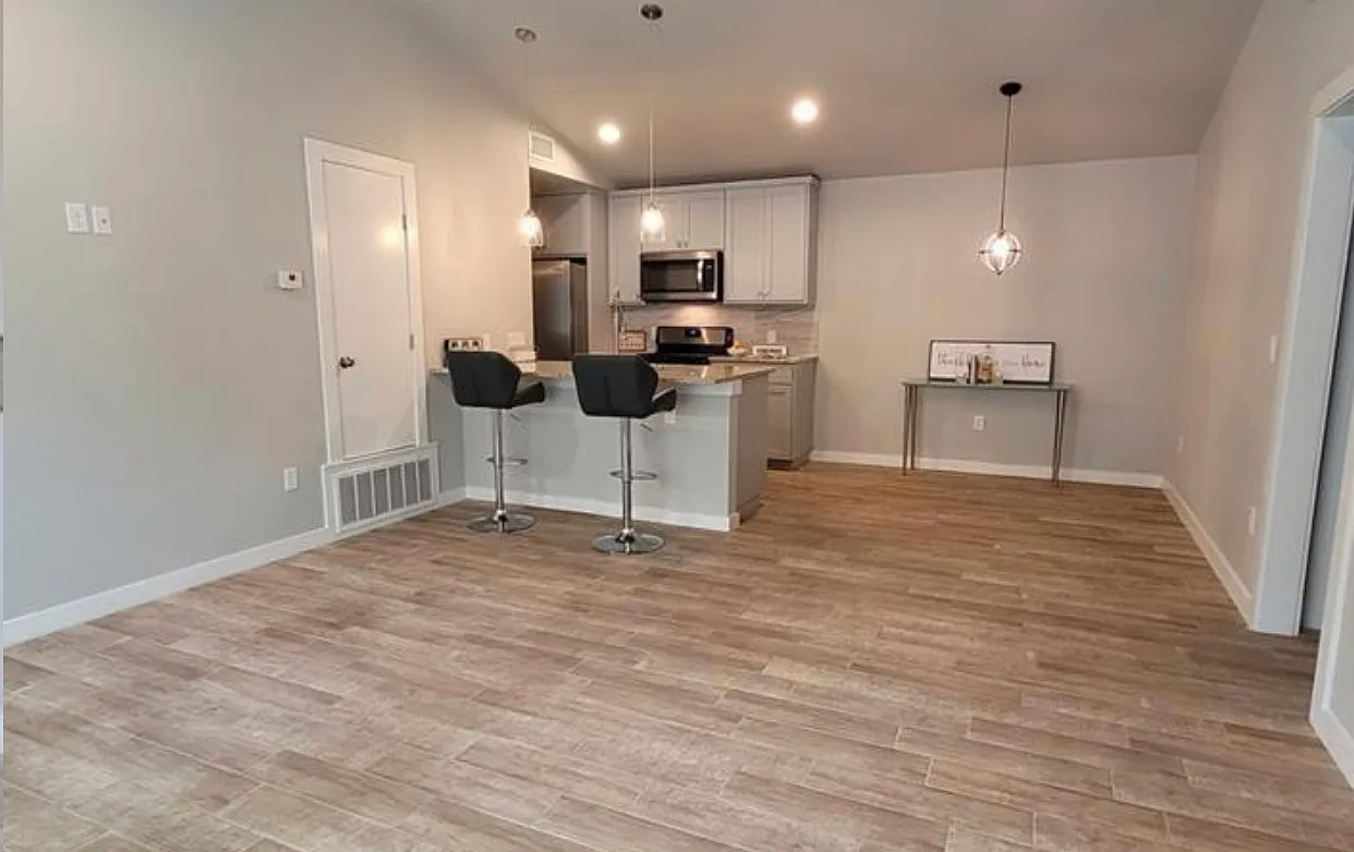 3 bed, 1051 sqft, $1,698 — Photo 2