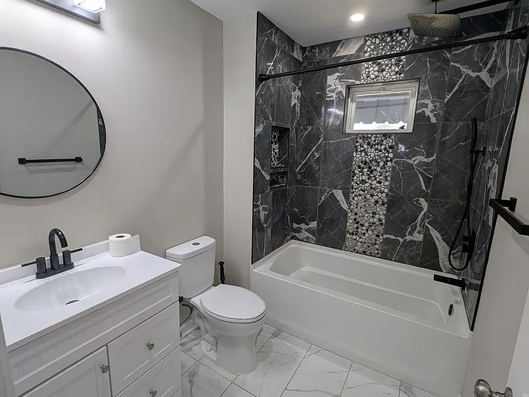 2508 Cobden St — Photo 13