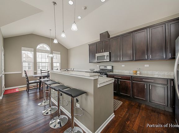 3rd image of 2527 Dunraven Ave