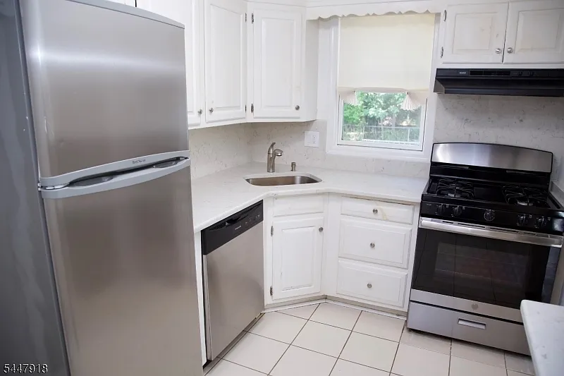 3 bed, 1.0 bath, $3,700 — Photo 4