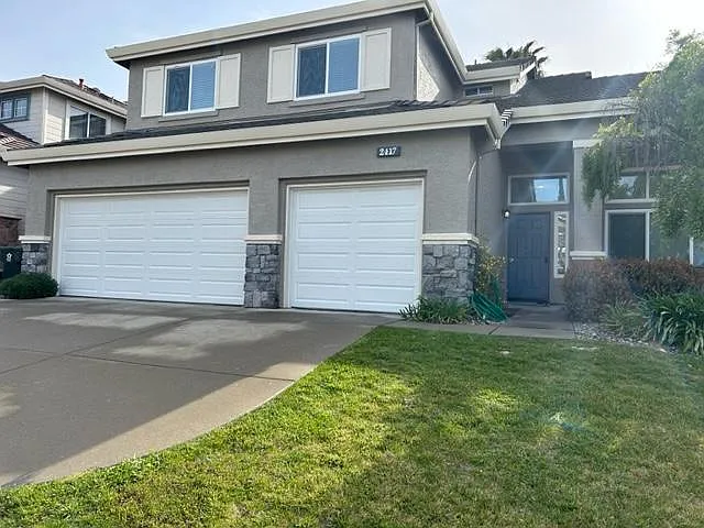 4 bed, 2.5 bath, 2604 sqft, $3,700 — Photo 3