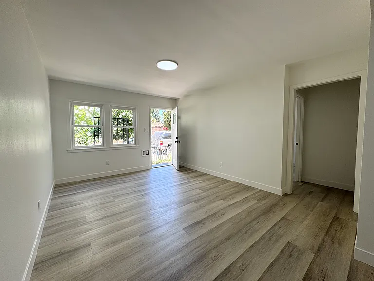 610 E Saint James St — Photo 3