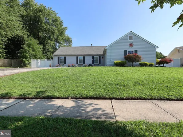 8 Holmes Ln, Marlton, NJ 08053
