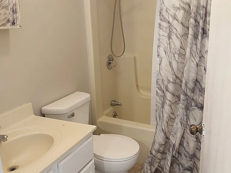 107 S John St #4 — Photo 11