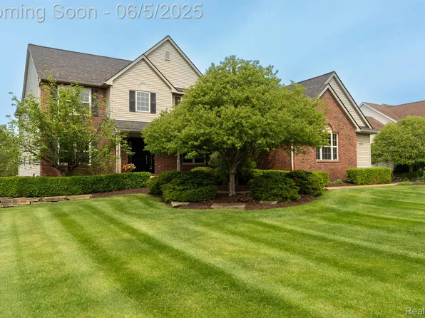 1533 Woodhurst Ct, Howell, MI 48843