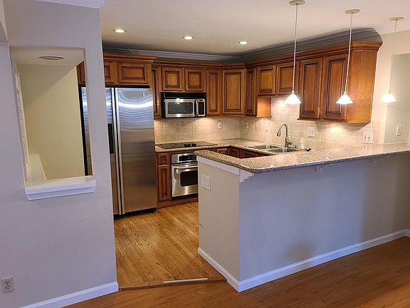 4th image of 2123 Paradise Dr