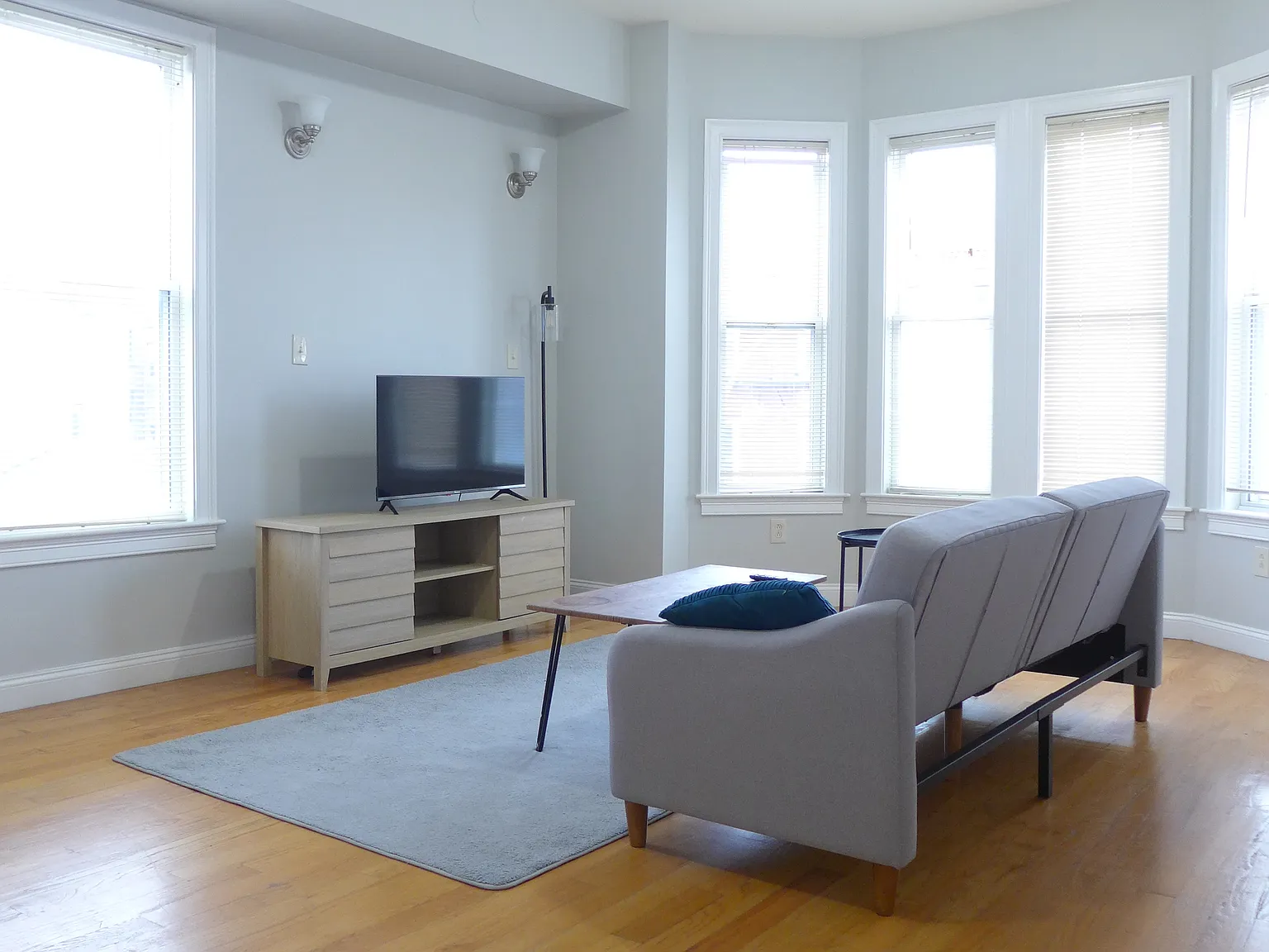 3 bed, 9999 sqft, $3,400 — Photo 2