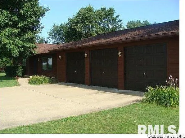 2103 New Lake Rd, Jacksonville, IL 62650