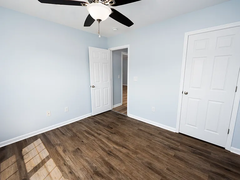 100 Lakeside Green Dr — Photo 16