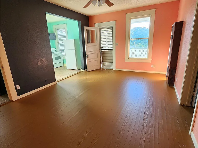 4401 Avenue Q 1/2 #2 — Photo 3