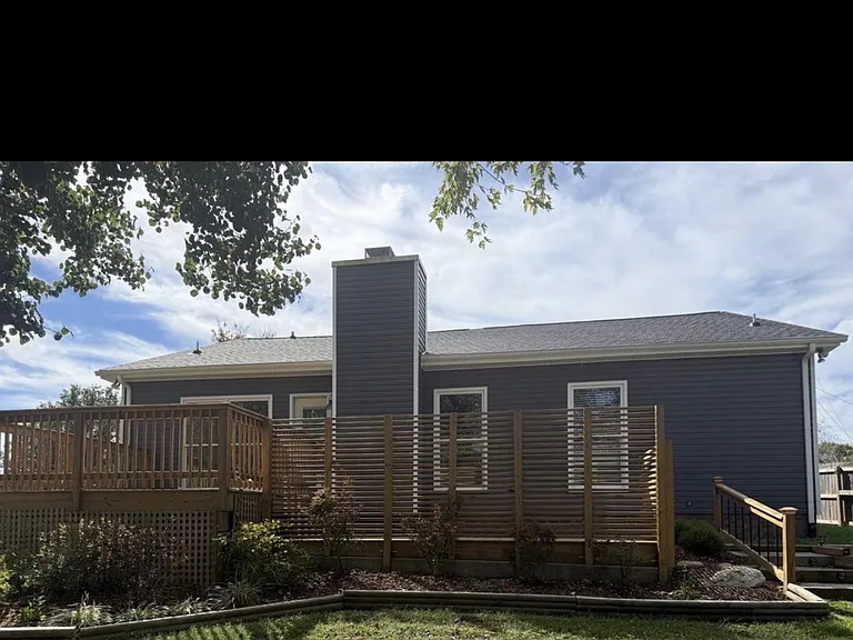 916 Dolphin Ln — Photo 2