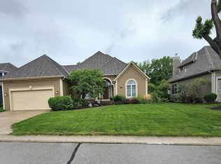 8211 N Harbour Pl, Parkville, MO 64152