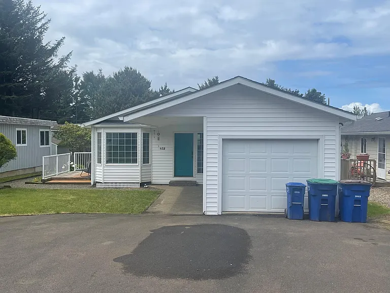 485 SE Jetty Ave — Photo 1