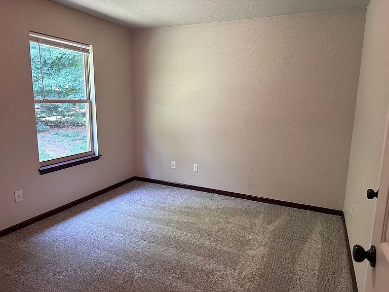 145 SE Rose Garden Ln — Photo 8