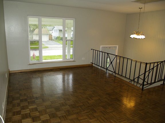 2nd image of 30 N Sycamore Ln