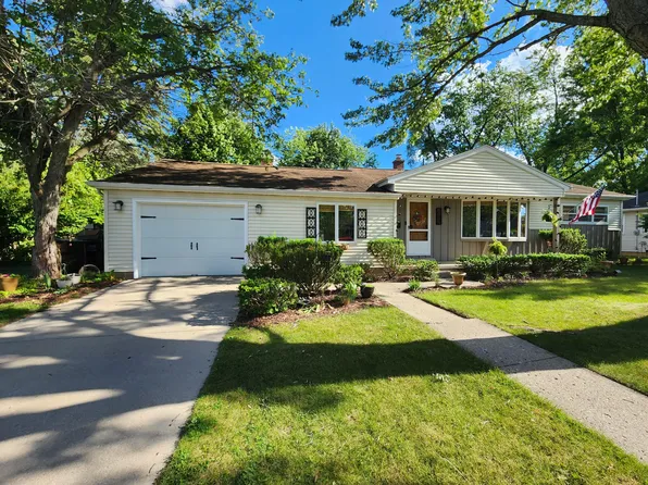 704 Center Dr, Tecumseh, MI 49286