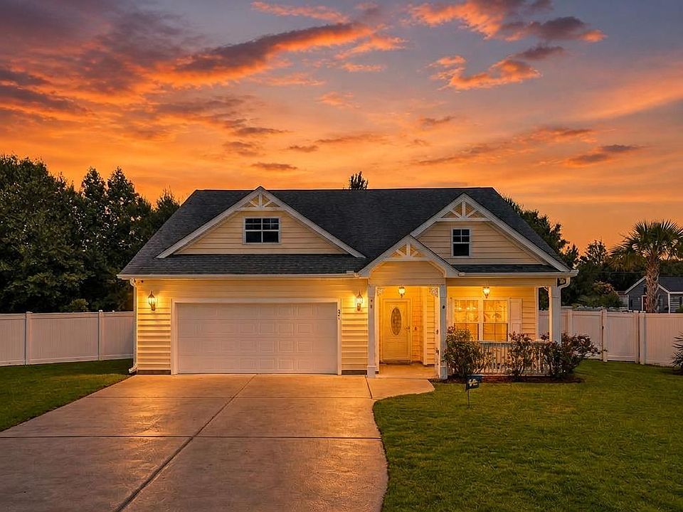 1st image of 221 Maple Oak Dr.