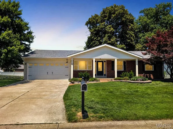 49 Saint Lawrence Dr, Saint Peters, MO 63376
