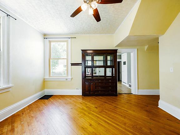 3rd image of 609 W 3rd St