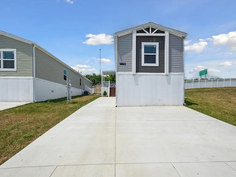 Holiday Village — Photo 7