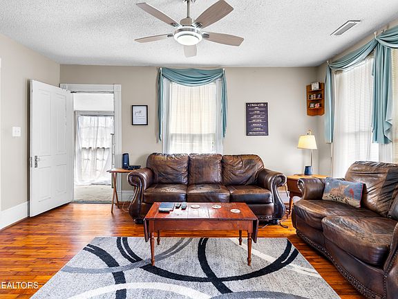 3rd image of 631 Pin Hook Rd