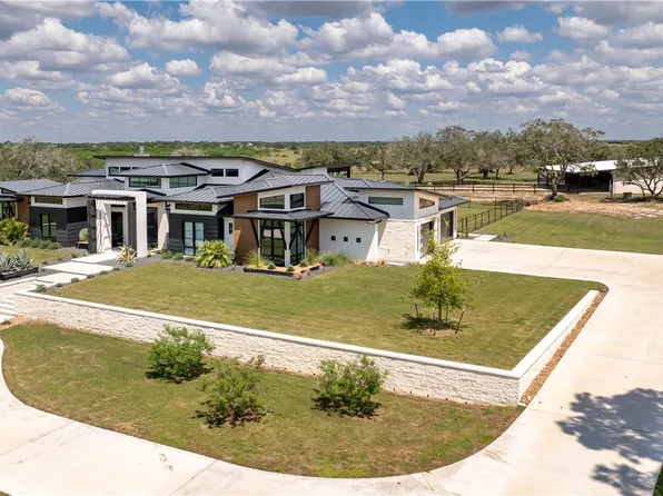 3466 Levi Sloan Rd, Victoria, TX 77904