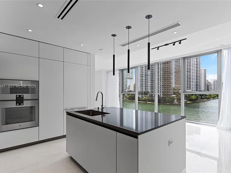 300 S Biscayne Blvd #1404W — Photo 3