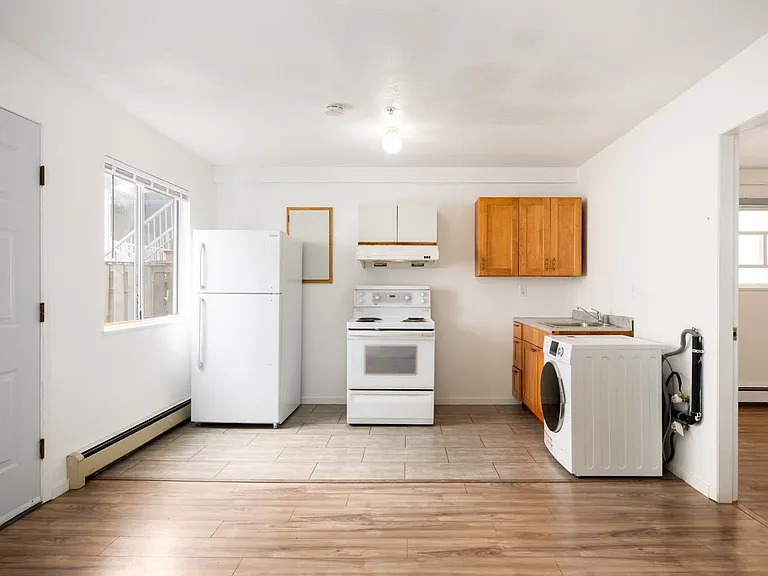 4502 Nanaimo St #MAIN — Photo 2