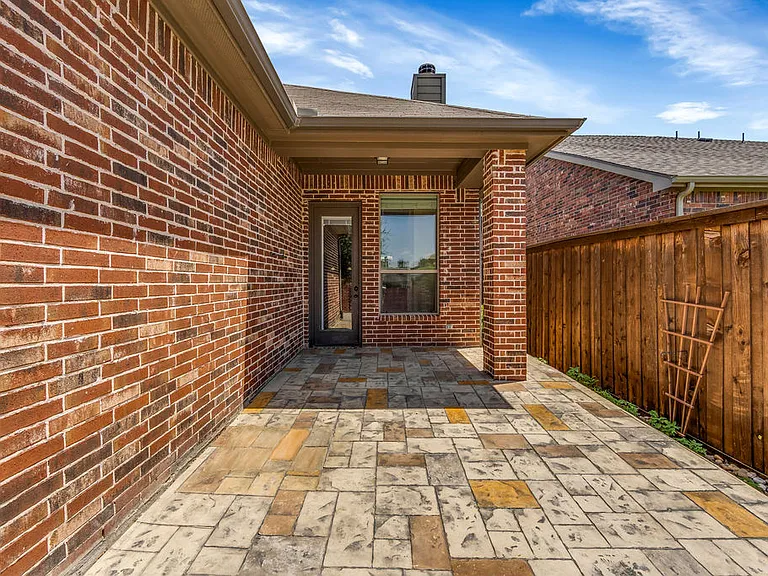 1721 Medina Ln — Photo 38