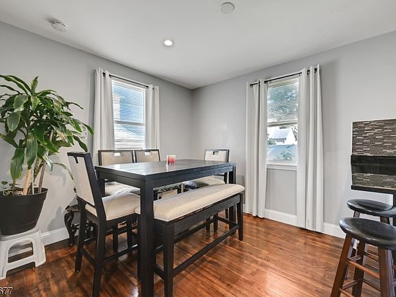 5th image of 464 Simons Ave