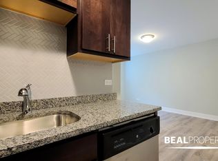 530 W Surf, Chicago, IL 60657