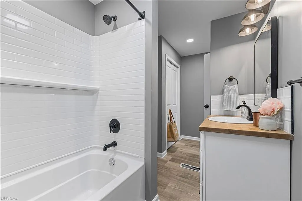 1632 Holmden Ave — Photo 3