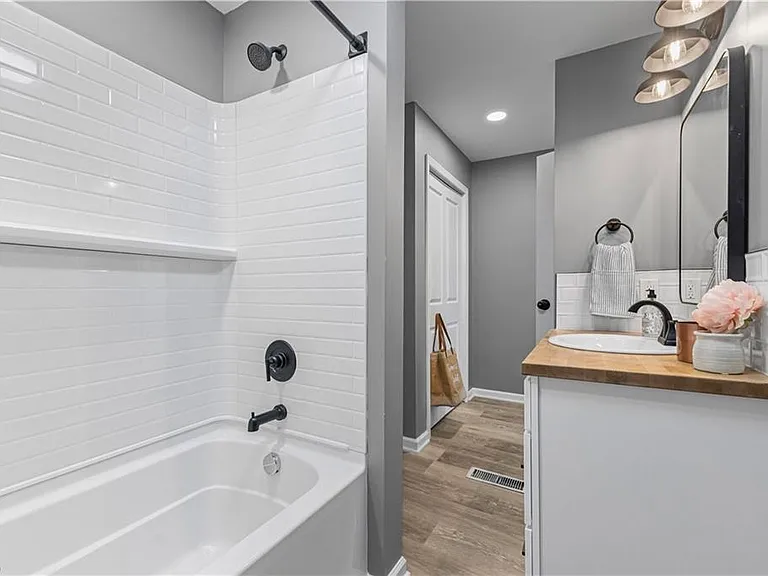 1632 Holmden Ave — Photo 3