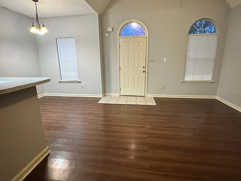 1271 Brady Hollow Ln — Photo 2
