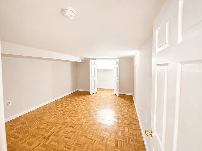 29 Palace Ln — Photo 3