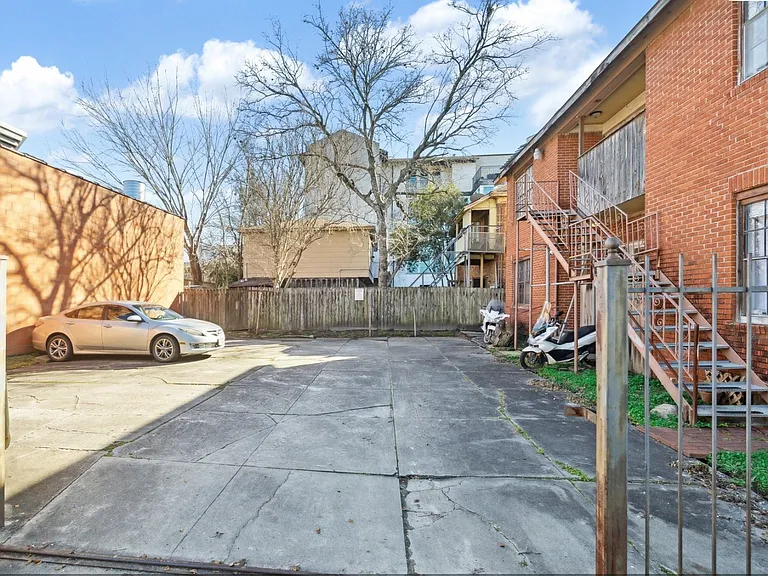 2401 Driscoll St #4 — Photo 2