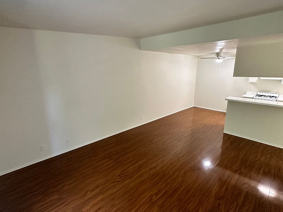 1st image of 7040 Haskell Ave #212