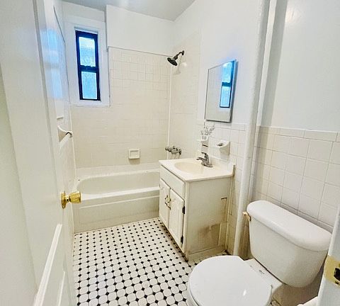 3rd image of 371 E 62nd St #4