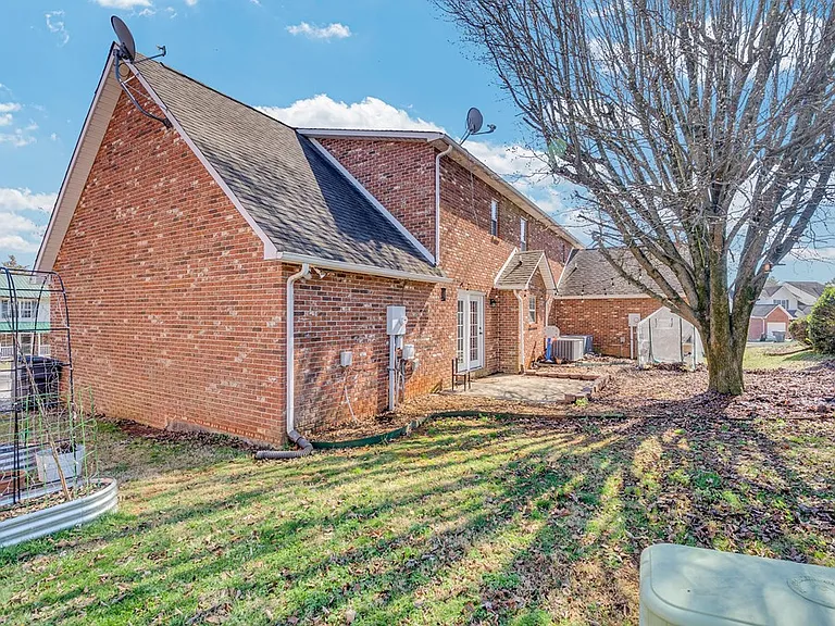 62 Eastgate Cir — Photo 16