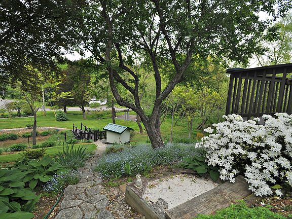 3rd image of 2016 Hyde Park Ln