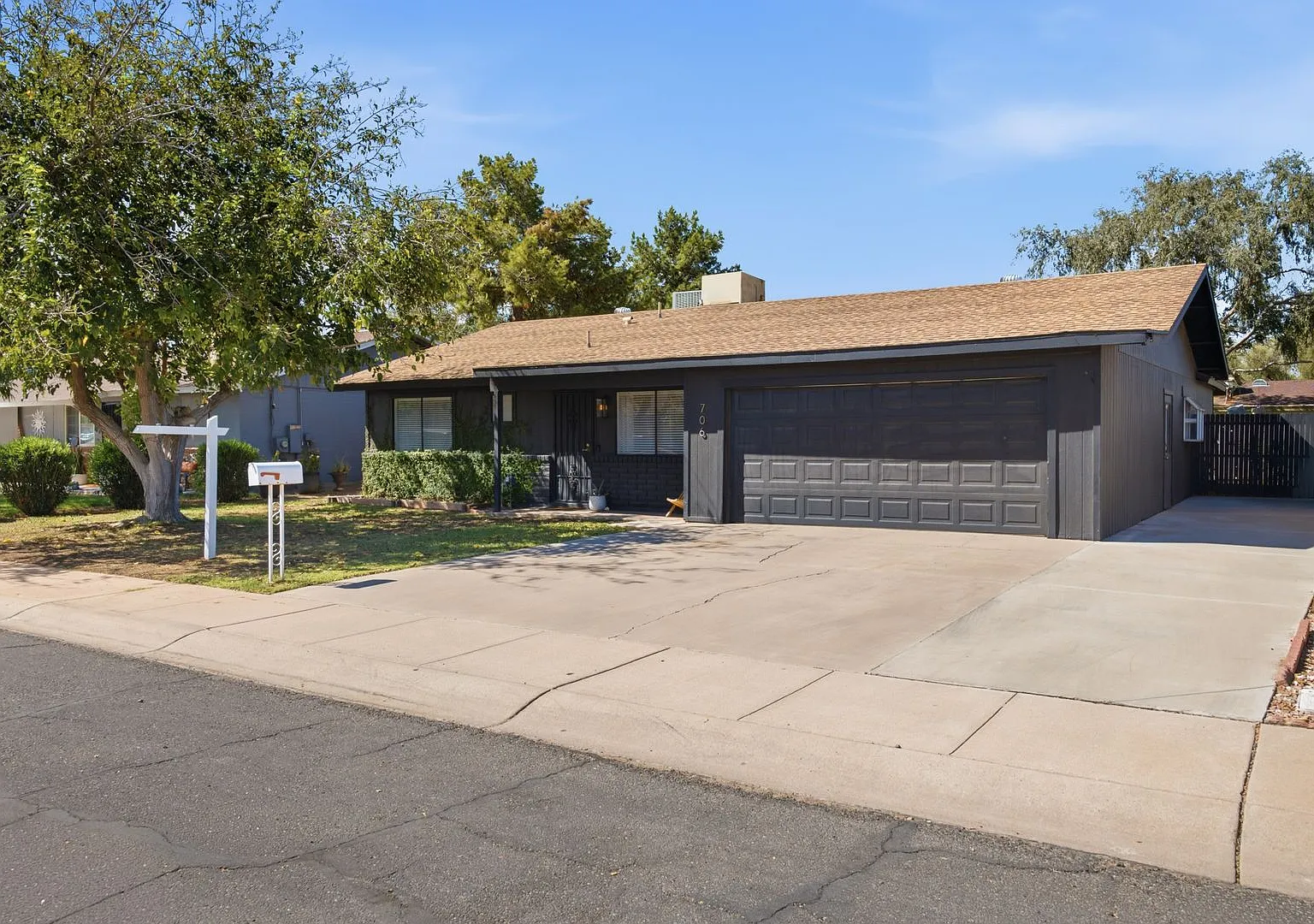 Beautifully Renovated 3 Bedroom 2 Bathroom Home Walking Distance To Downtown Gilbert — Photo 3