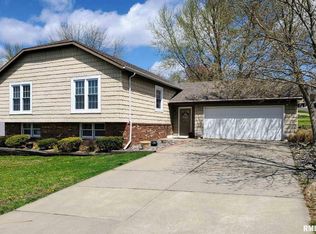 2014 Alhambra Ct, Pekin, IL 61554