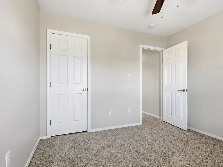 894 Valencia — Photo 14
